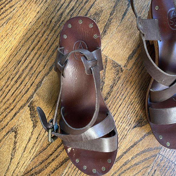 Beautiful platform dark brown shoes , straps side 7 - Picture 3 of 7